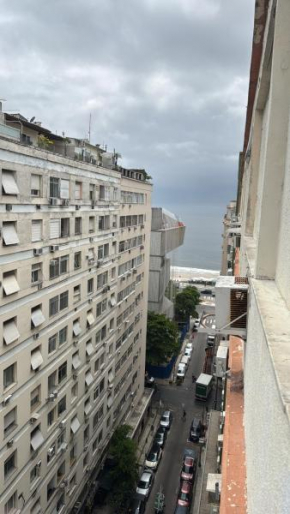 Ap Charmoso a 100m da praia de Copacabana